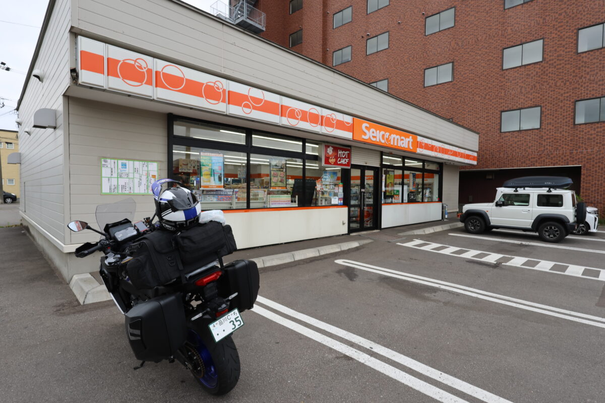 オレンジ色のコーポレートカラーが特徴のセイコーマート。ちなみに北海道だけでなく茨城や埼玉にも進出している。写真は函館にて。