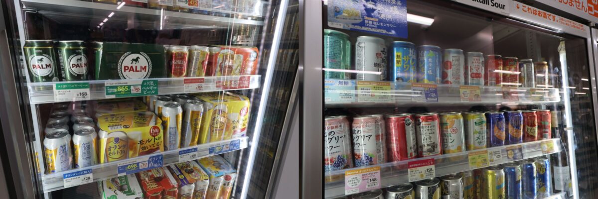 酒。ビール類から酎ハイ、サワーまで、かなり豊富なラインナップ。