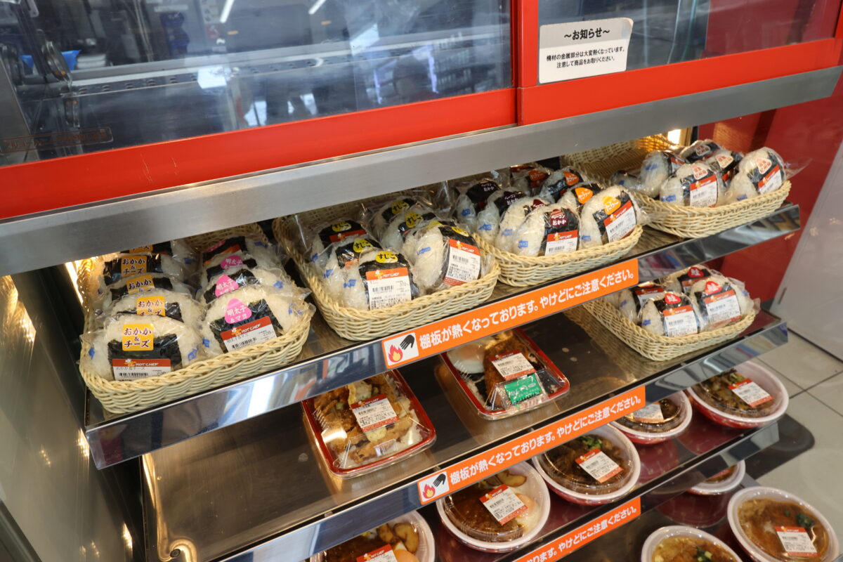 「ホットシェフ」のメニューはおにぎりからカツ丼、カツカレー、クロワッサンといった商品が定番。棚板を発熱させることで商品を暖かく保っている。