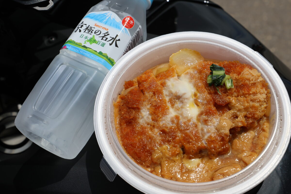 一番人気という「カツ丼」。POPによれば“オリジナルのたれとカラリと揚げたとんかつを一つ一つ卵でとじています。たれの旨みをとじ込めたとろ～り半熟たまごのおいしさは店内で作るからこその味わいです”とのことだが、まさにそのとおり！！　しかも結構ボリューミー！！