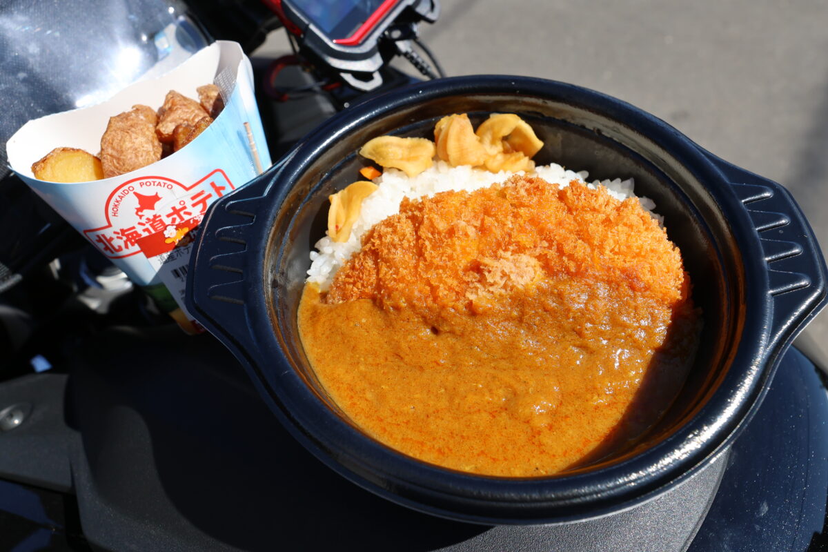 “スパイスの効いた本格的なカレーです。とんかつとの相性も良く、どんどんご飯が進みます！ ”というカツカレーもうまかった！　