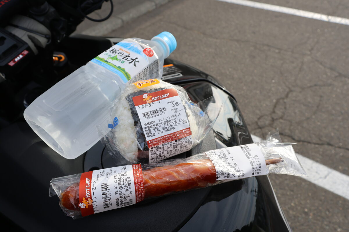 おにぎりはその大きさが実に絶妙。他のコンビニのおにぎりの場合、僕は1食で２コが定番なんだけど、セコマなら１個とプラスアルファでちょうどいい感じ。セコマのおにぎりは大きめなのだ。