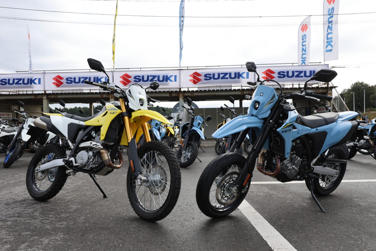 SUZUKI　DR-Z4S/SM／主要諸元■全長2270【2195】 全幅885 全高1230【1190 】 軸距1490【1465】 シート高890（各mm） 車重151【154】kg  ■水冷4ストローク単気筒DOHC4バルブ 398cc　38PS/8000rpm 3.8kg-m/6500rpm 変速機形式5段リターン 燃料タンク容量8.7ℓ ■ブレーキＦ＝ディスク Ｒ＝ディスク　■タイヤＦ＝80/100-21【120/70R17】　R＝120/80-18【140/70R17】 ■価格：119万9000円 ※【　】内はSM