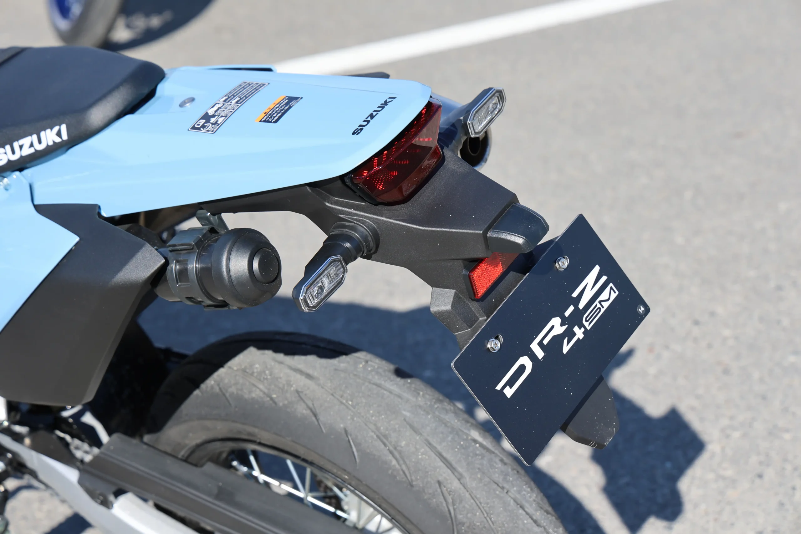 光源はヘッドライトからライセンス灯までフルLED。車体左後ろにある筒状のパーツはブローバイガスのためのキャニスター。