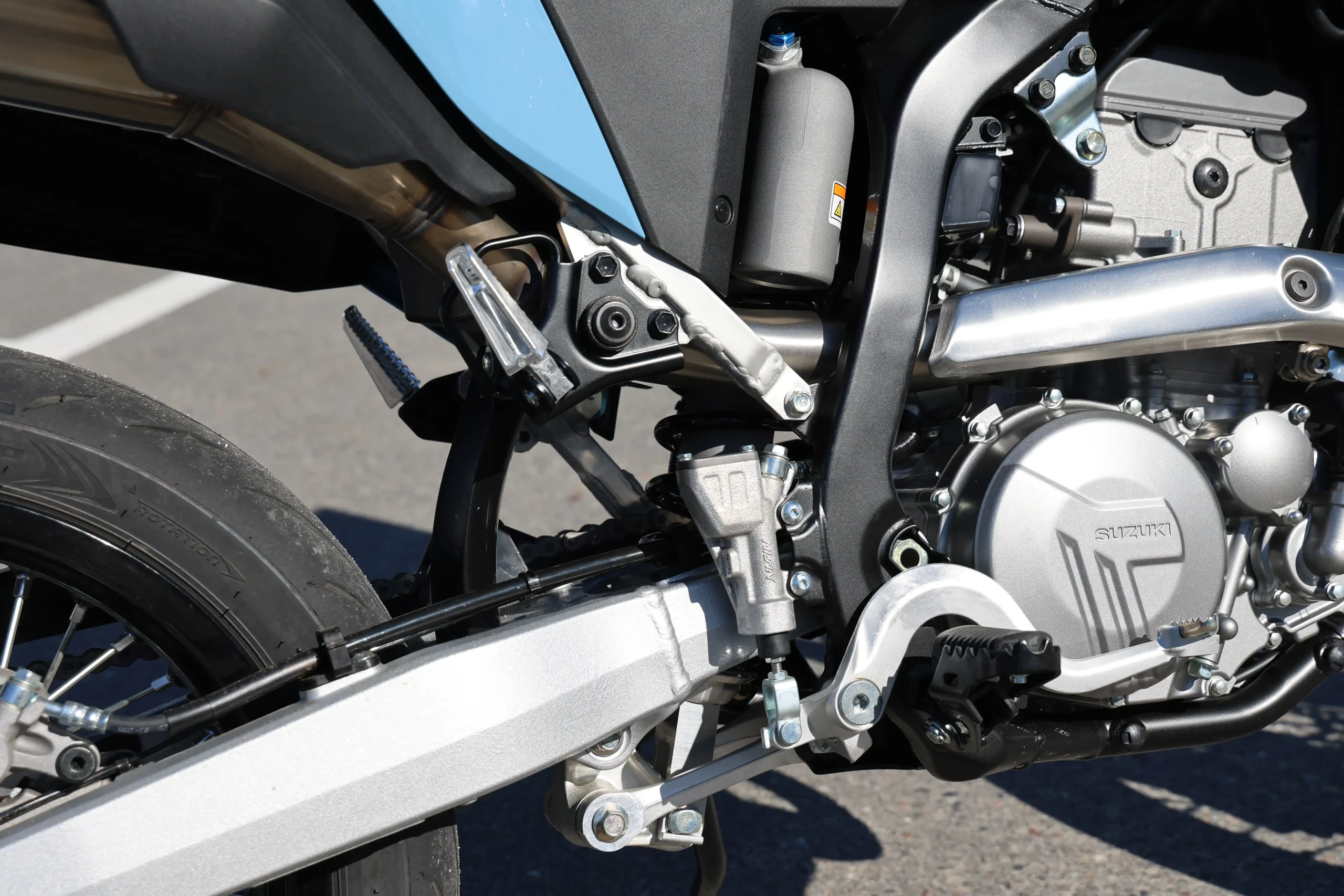前後のホイールトラベルはフロントが260mmでリヤが277mm。フロントブレーキディスクはS比で40mm大きいφ310ディスクを採用。サスペンジョンは前後ともKYB製でフロントには伸/圧減衰力調整機構、リヤにはプリロード＋伸/圧減衰力調整機構を備える。