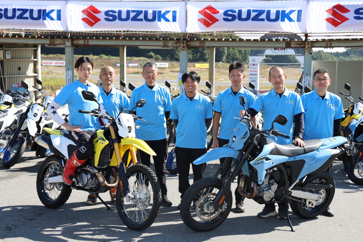 スズキ・DR-Z4S/SM開発陣。前列右:チーフエンジニア・加藤幸生さん、前列左:テストライダー・點東稔さん、後列右から、車体担当・田中洋さん、エンジン担当・山本浩史さん、エンジン担当・城所琢也さん、電装担当・石部訓章さん、テストライダー持山博俊さん。