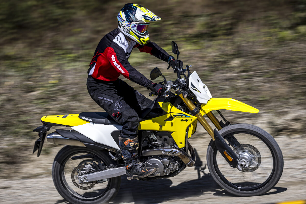 SUZUKI DR-Z4Sでオフロード走行を行うインプレッションライダーの谷田貝　洋暁