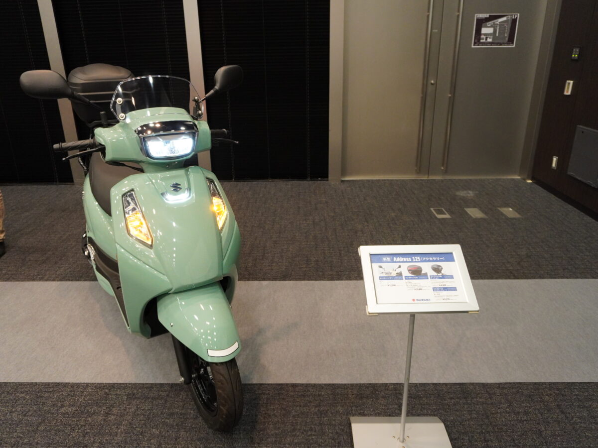 スズキ「アドレス125」新型発表会。アクセサリー装着車両も展示された。
