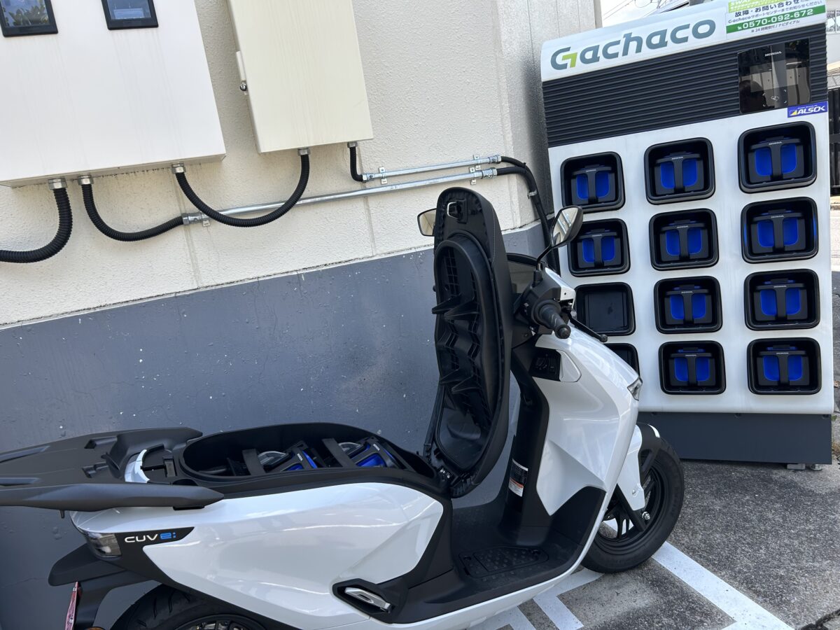 Gachaco（ガチャコ）のバッテリー交換ステーションを利用した筆者（青木タカオ）。使い勝手はいいが、数がまだ少ない。
