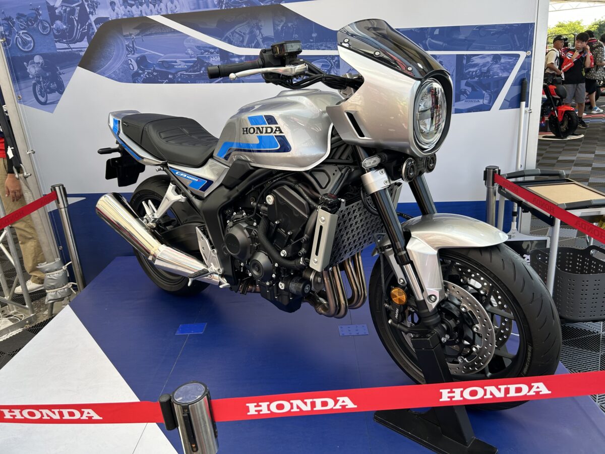 上級仕様となる「CB1000F SE」も鈴鹿8耐で展示されている。ジャパンモビリティショーのホンダブースに出てくるに違いない。