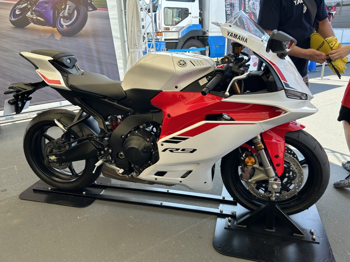 鈴鹿8耐で展示された「YZF-R9」。