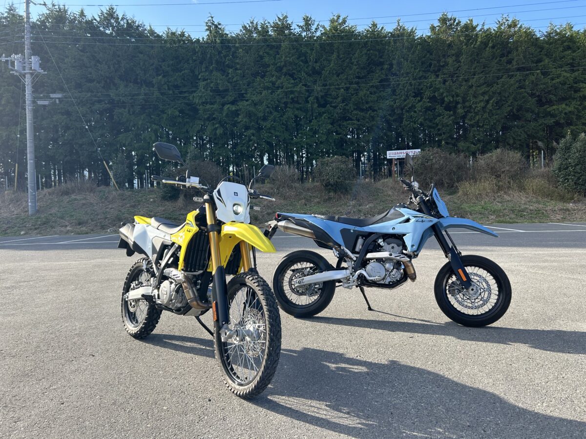 メディア向け試乗会で乗ったスズキDR-Z4S（写真左）とDR-Z4SM。撮影：青木タカオ