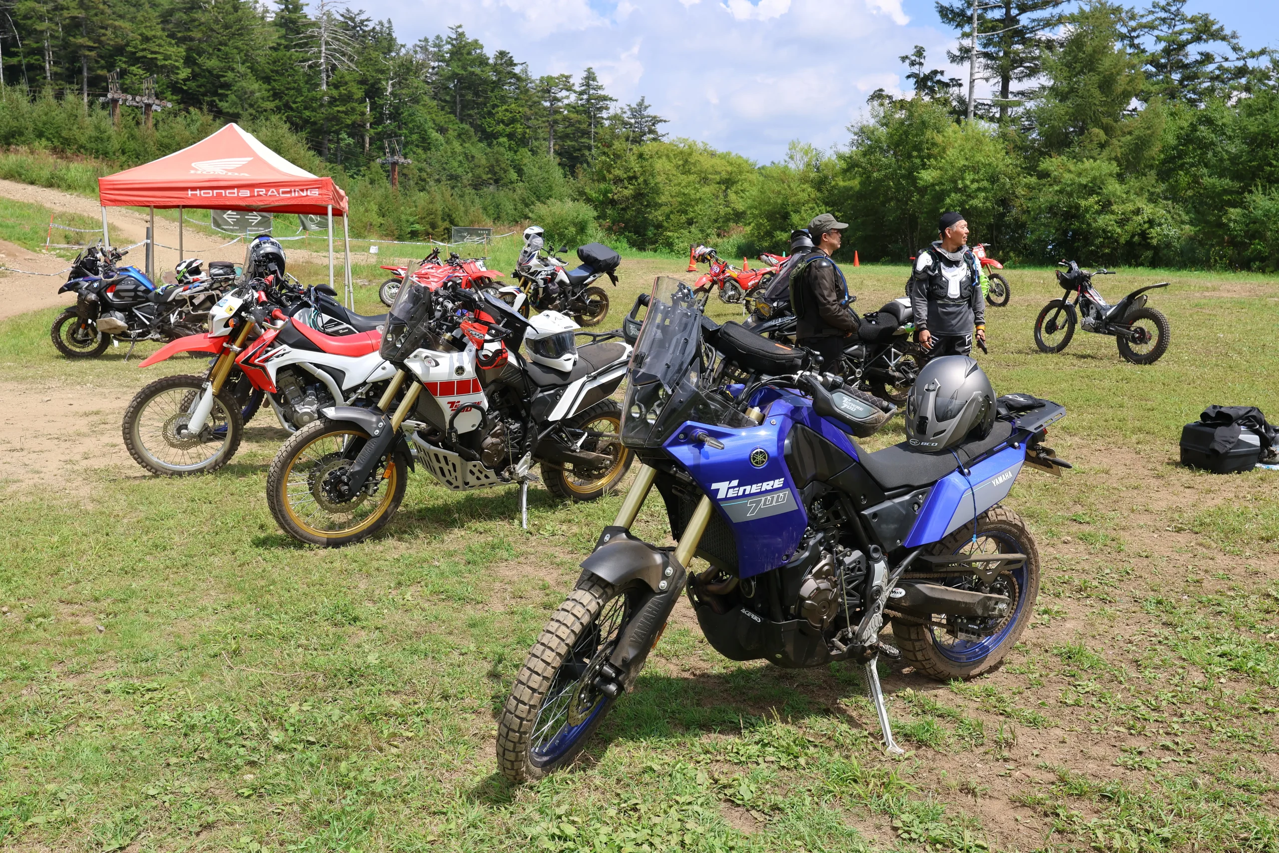トレールバイクに混じってアドベンチャーバイクの姿もちらほら。トレール車もアドベンチャーバイクも、なんならオフロードバイクを持っていなくたって楽しめてしまうのがオフライパなんです！！
