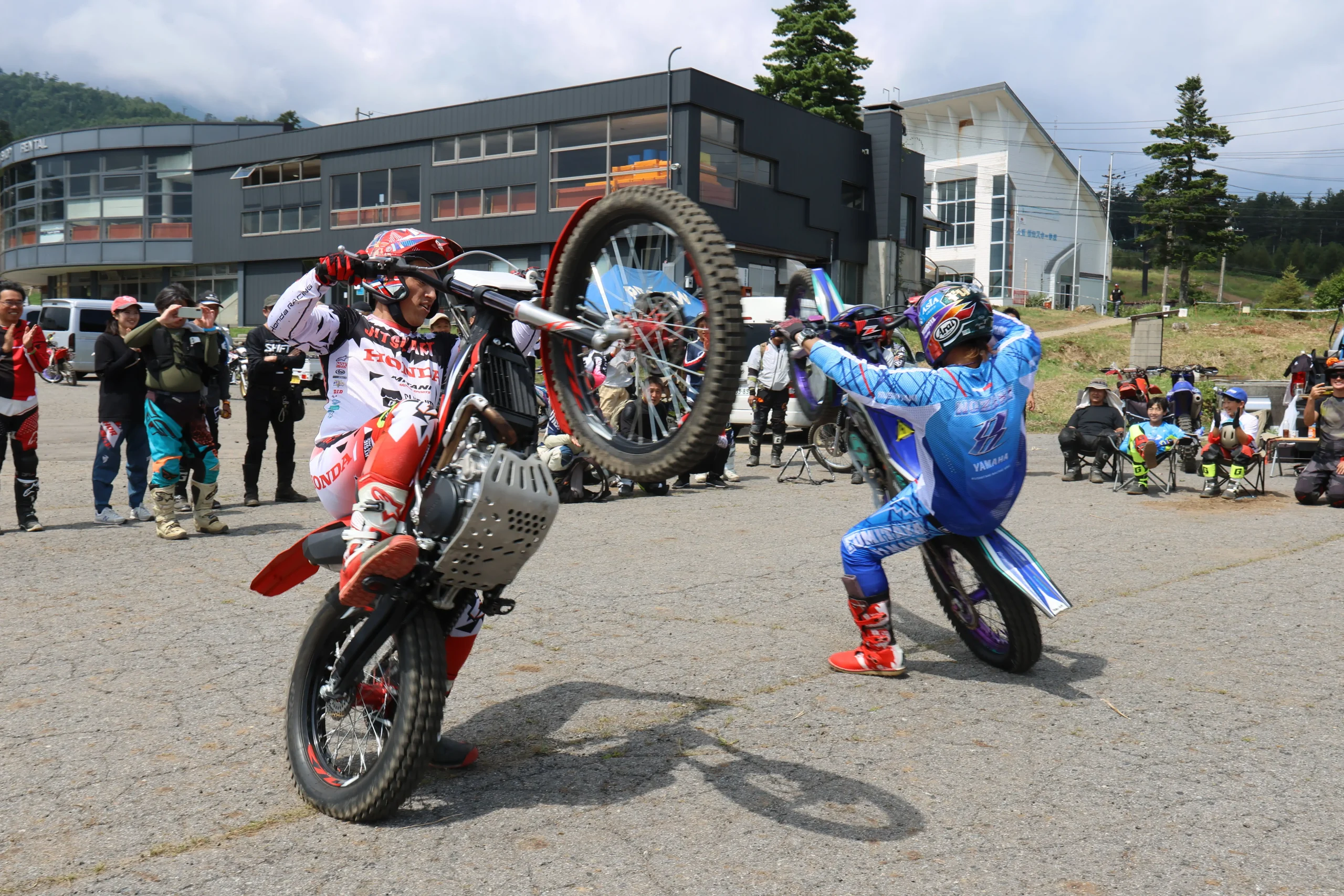トライアルIASライダーの野崎史高選手（左）、トライアルA級ライダーの田中裕大選手（右）。