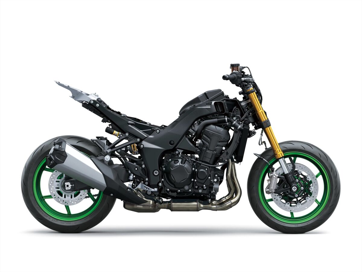 日本初公開となる「Z1100 SE」は、低中回転域を強化した新型1099cc並列4気筒エンジンを、高剛性のアルミツインチューブフレームに搭載。