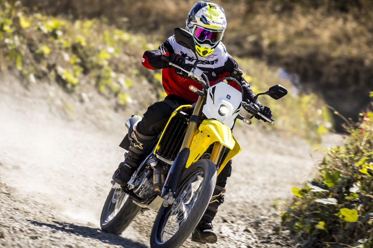 SUZUKI DR-Z4Sでオフロード走行を行うインプレッションライダーの谷田貝　洋暁