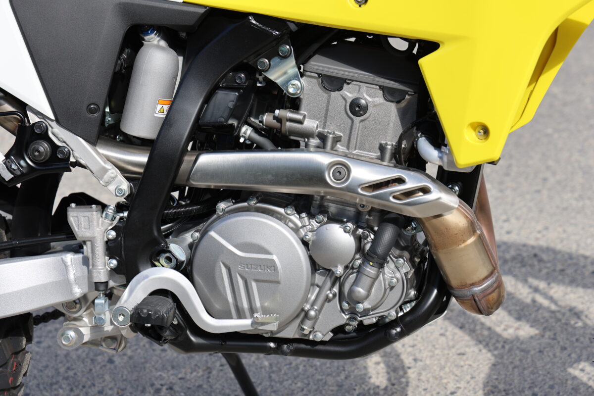 オフロードモデルにおける貴重な400ccエンジン。その加速は250ccではモノ足りないライダーにピッタリ。しかもモードセレクトのおかげで初心者にも優しい。
