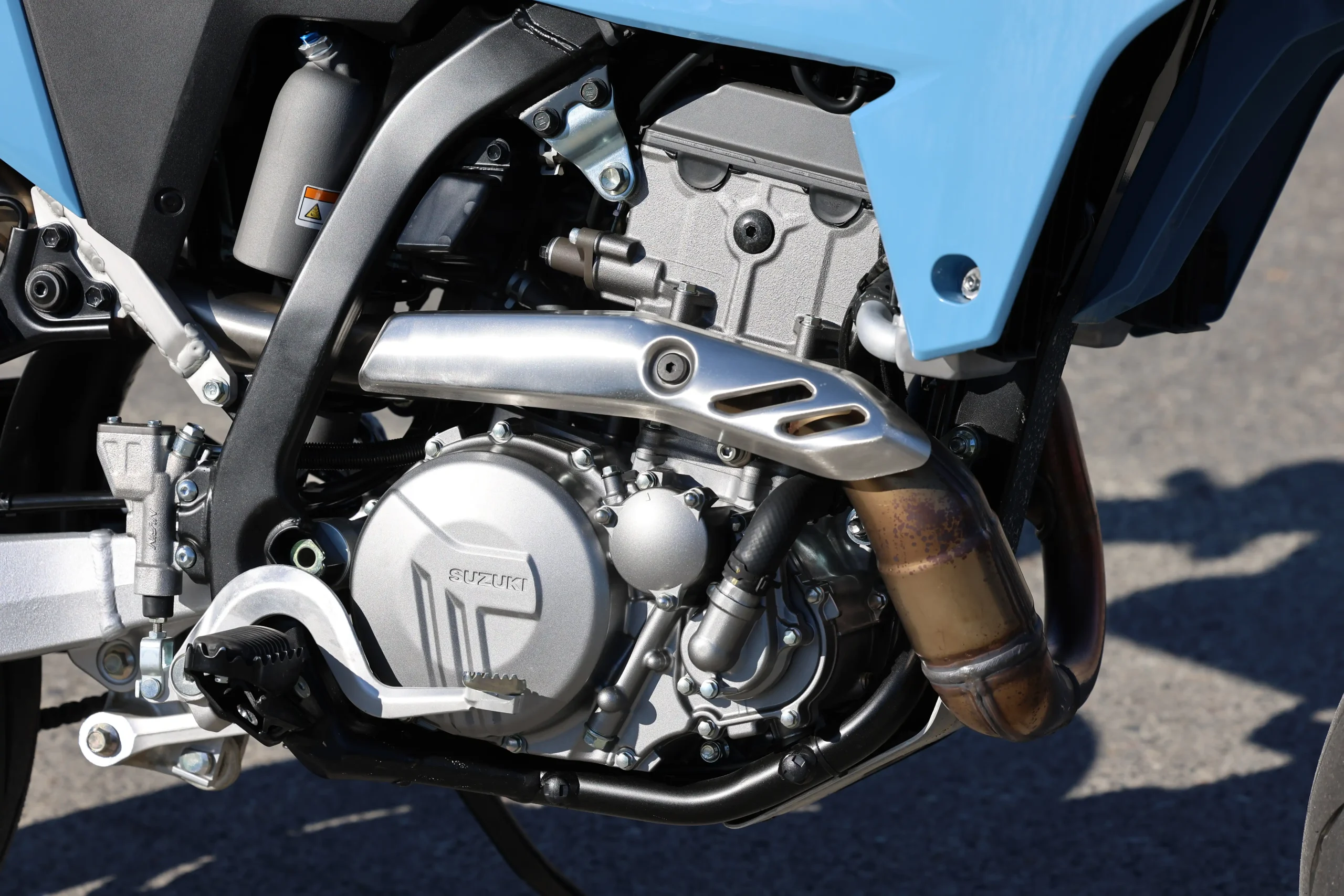 250ccエンジンにはない力強い加速が持ち味の水冷4ストローク単気筒DOHC4バルブ・398ccエンジン。調子に乗ってスロットルを開けているとリヤタイヤがスピンするくらい力強い。アシストスリッパークラッチも新採用。