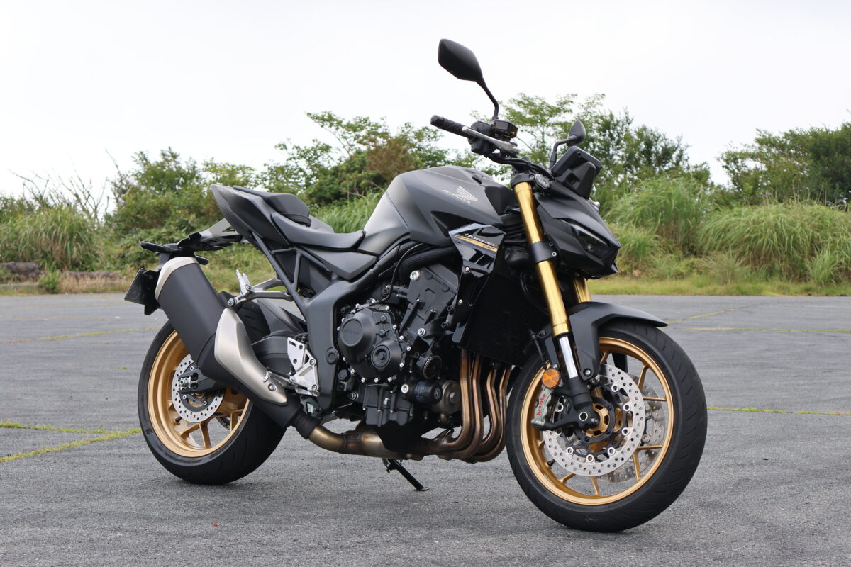 HONDA CB1000HORNET SP。SP仕様には『排気デバイス』が搭載されており、『排気デバイス』を持たないスタンダード仕様に対して、6PSもピークパワーが高く設定されている。