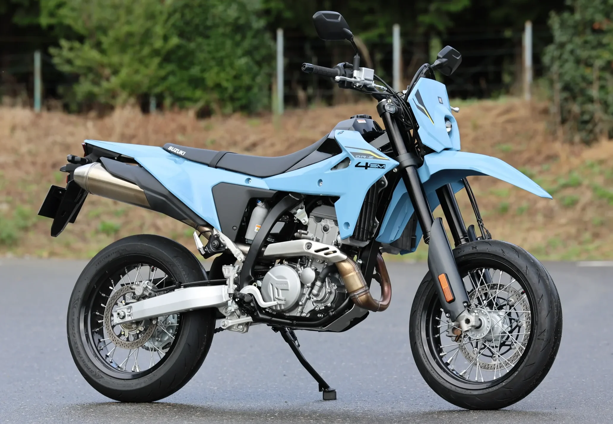 SUZUKI　DR-Z4SM／主要諸元■全長2195 全幅885 全高1190 軸距1465 シート高890（各mm） 車重154kg  ■水冷4ストローク単気筒DOHC4バルブ 398cc　38PS/8000rpm 3.8kg-m/6500rpm 変速機形式5段リターン 燃料タンク容量8.7ℓ ■ブレーキＦ＝ディスク Ｒ＝ディスク　■タイヤＦ＝120/70R17　R＝140/70R17 ■価格：119万9000円