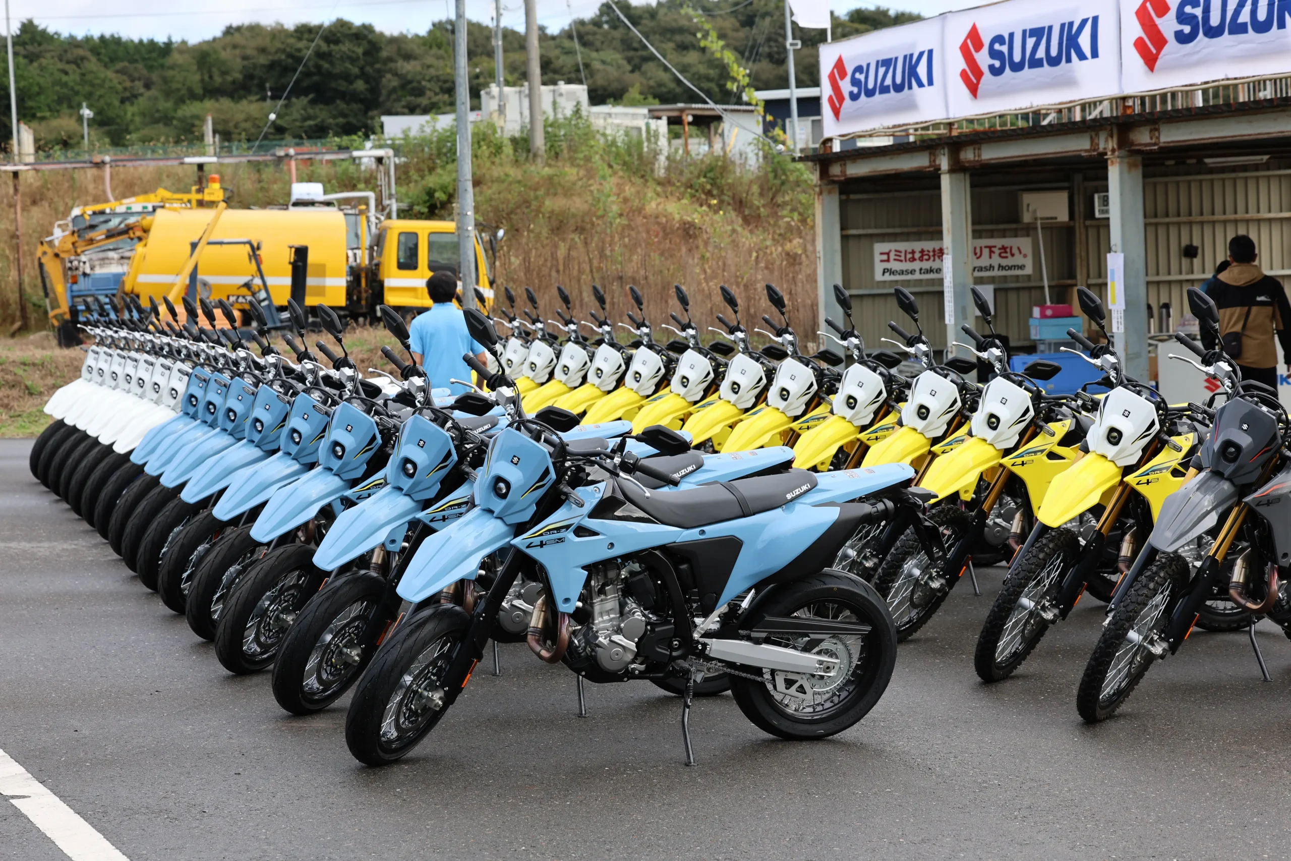 2025年10月15〜17日に、栃木県那須のつくるまサーキット那須/丸和オートランド那須で行われたDR-Z4S/SMのプレス向け試乗会。3日間に渡って二輪媒体関係者やインフルエンサーたちがDR-Z4S/SMの試乗を行った。