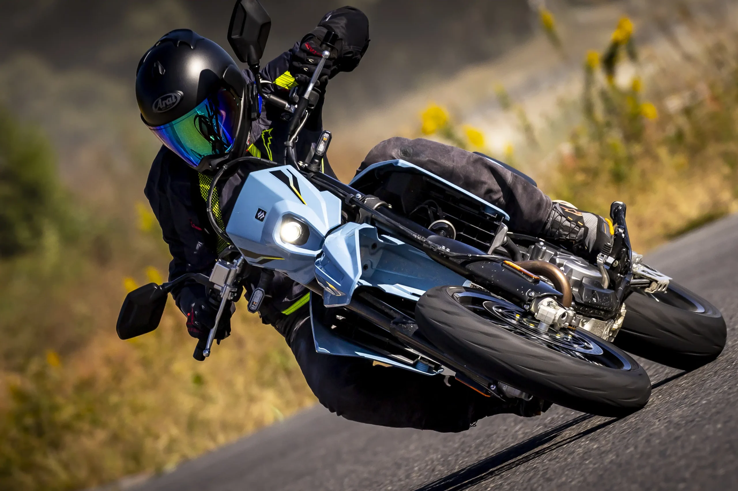 SUZUKI DR-Z4SMでサーキットを走るインプレッションライダーの谷田貝　洋暁