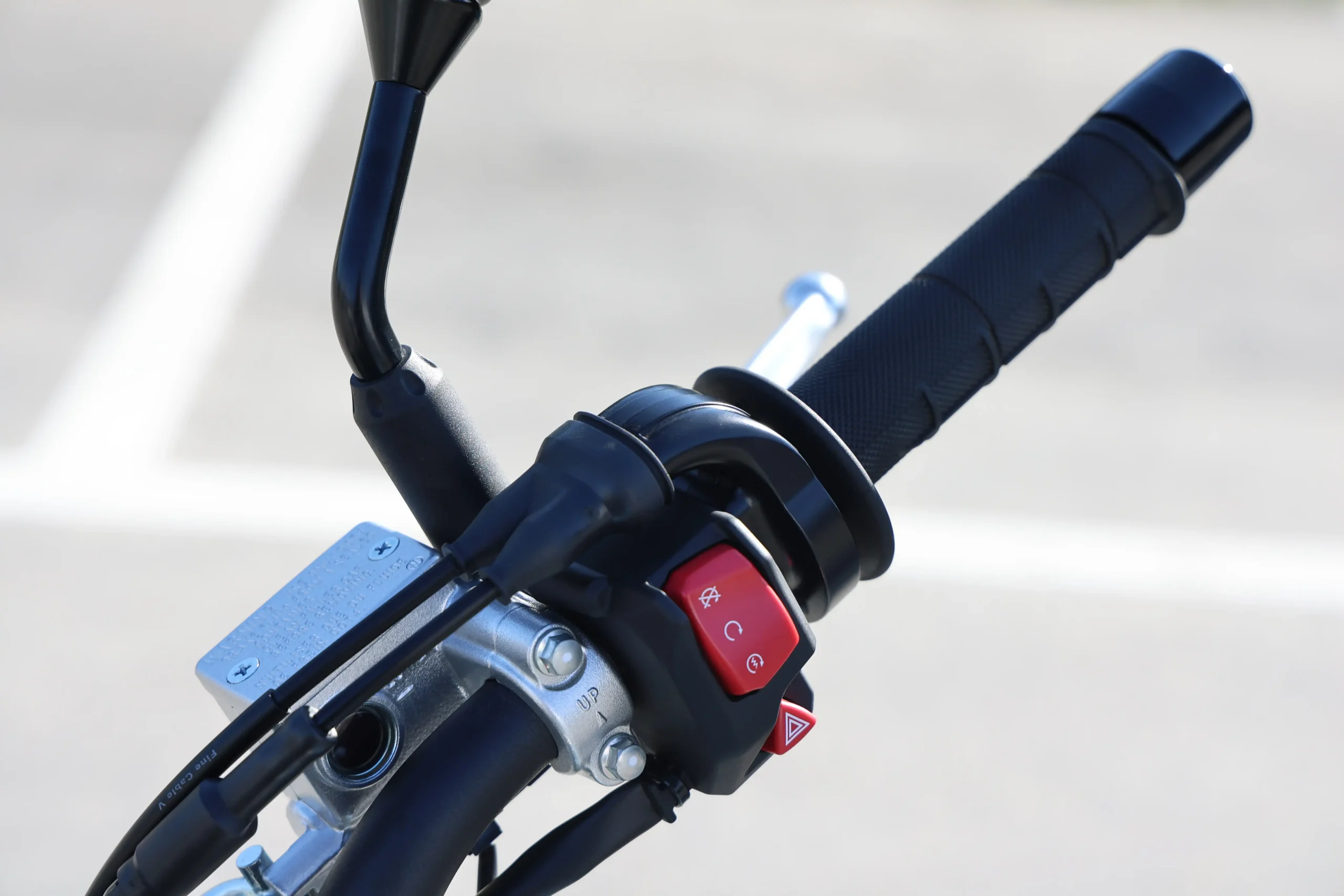 DR-Z4SMの技術的なハイライトは、やはり電子制御スロットルの採用。これにより「A」、「B」、「C」のエンジン過渡特性の違う走行モードを得たほか、トラクションコントロールシステムも装備できるようになった。