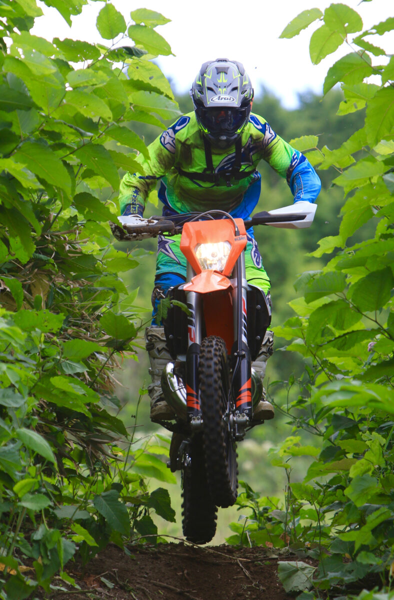 KTMのエンデューロバイクは4ストロークモデルを中心にナンバー取得が可能。ヘッドライトを装備しており同梱されているウインカーなどの灯火類を取り付けてナンバー登録すれば日高2DAYSエンデューロなど公道を活用する競技への出場が可能だ。写真は2018モデルのKTMのエンデューロバイクに試乗する谷田貝 洋暁。