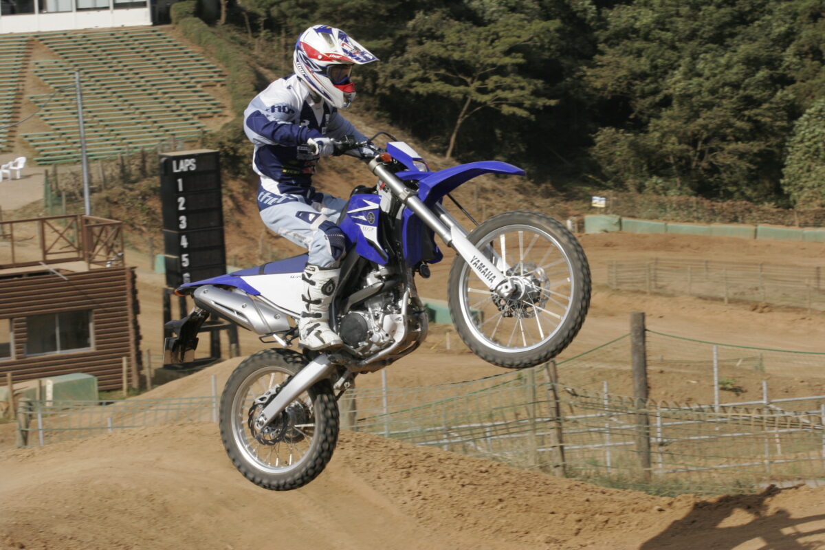 飛んだり跳ねたりのモトクロスコース。オフロードであることは間違いないが道じゃない(笑)。……のだが、『トレールバイク』のオフロード性能の高さをわかりやすく示すため試乗会をオフロードコースで開催することもある。写真は2007年に行われたWR250Rの試乗会の様子で場所はスポーツランドSUGOのモトクロスコース。