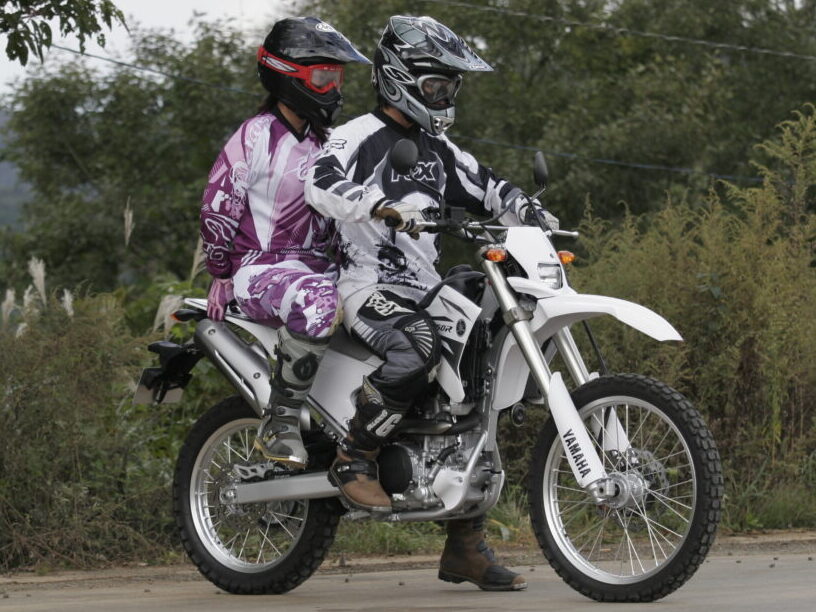 二人乗りや高速走行をするとなると、より高負荷に耐えられるサスペンションやフレームが必要になる。このため『トレールバイク』はモトクロッサーやエンデューロバイクに比べると頑丈な車体の剛性は高めの車体を持っており、そのぶん車両重量も重くなる。