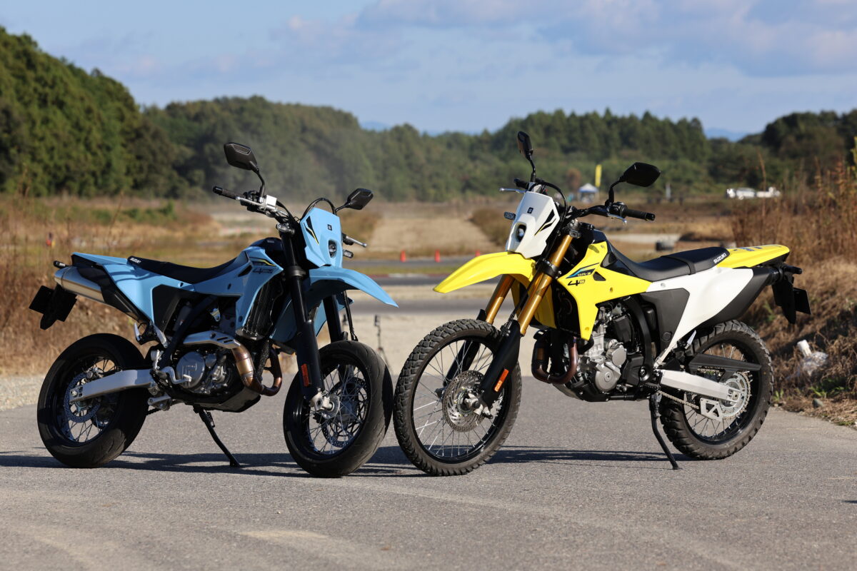 スズキのDR-Z4S(右)とモタードモデルのDR-Z4SM(左)で、先代であるDR-Z400Sはレーサーをベースに誕生した経緯がある。モデルチェンジしたDR-Z4Sギヤが現代のバイクで主流な6速ではなく5速のまま登場したのも、そんなレーサーベースだった先代の出自に由来する。