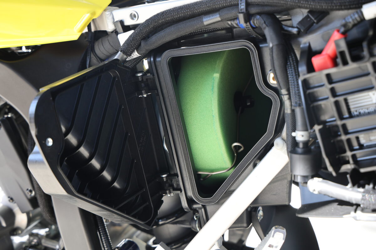 スズキのDR-Z4Sのエアクリーナーフィルターは湿式を採用。オフロード走行ではエアクリーナーフィルターが汚れやすく、すぐに交換したり清掃したりできるようになっている。