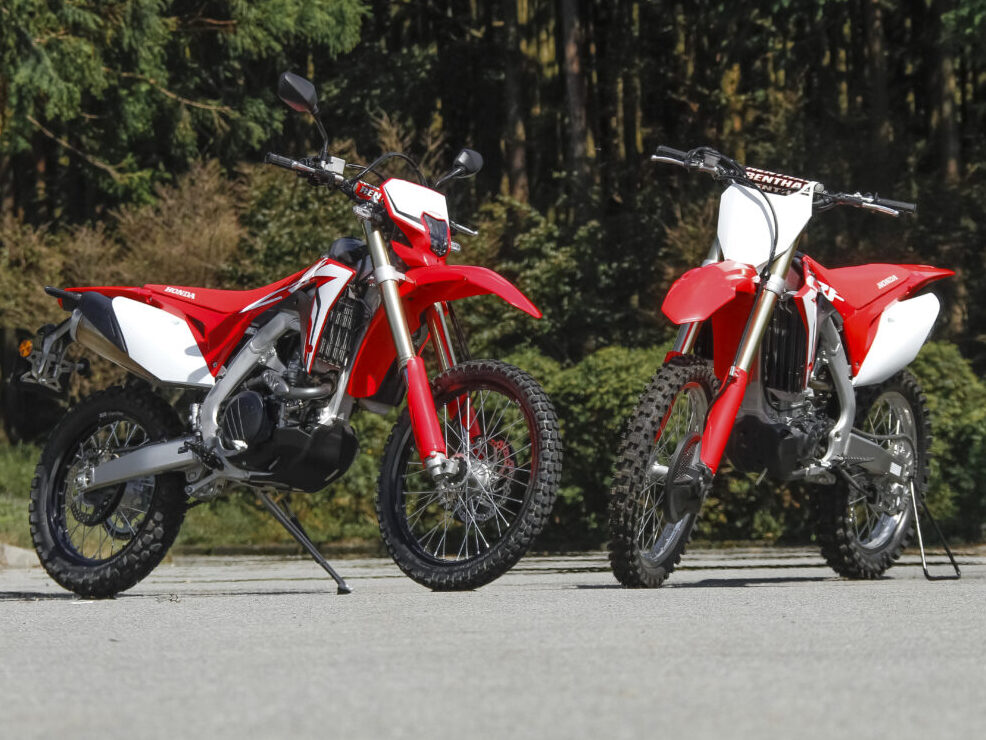ABS装着義務化直前の2018年に登場し、日本国内では短命に終わったCRF450L。タンクは樹脂製からチタン製にするなどの改変も行われたほか、キーイグニッションやハンドルロック機構なども盛り込まれている。左がCRF450Lで右がベースとなったモトクロッサーCRF450R。