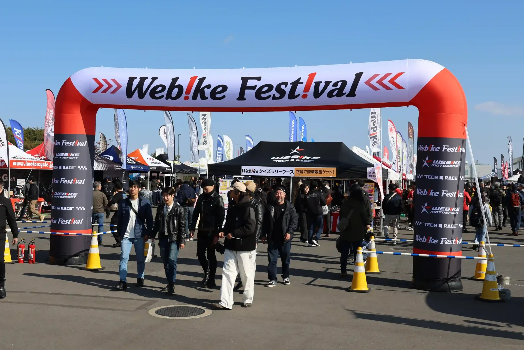 メインはなんといっても100社を超えるという出展ブース。またキッチンカーにも力を入れており、これほどの人出にも関わらず、それほど並ばずにご飯にありつけるのもよかった。