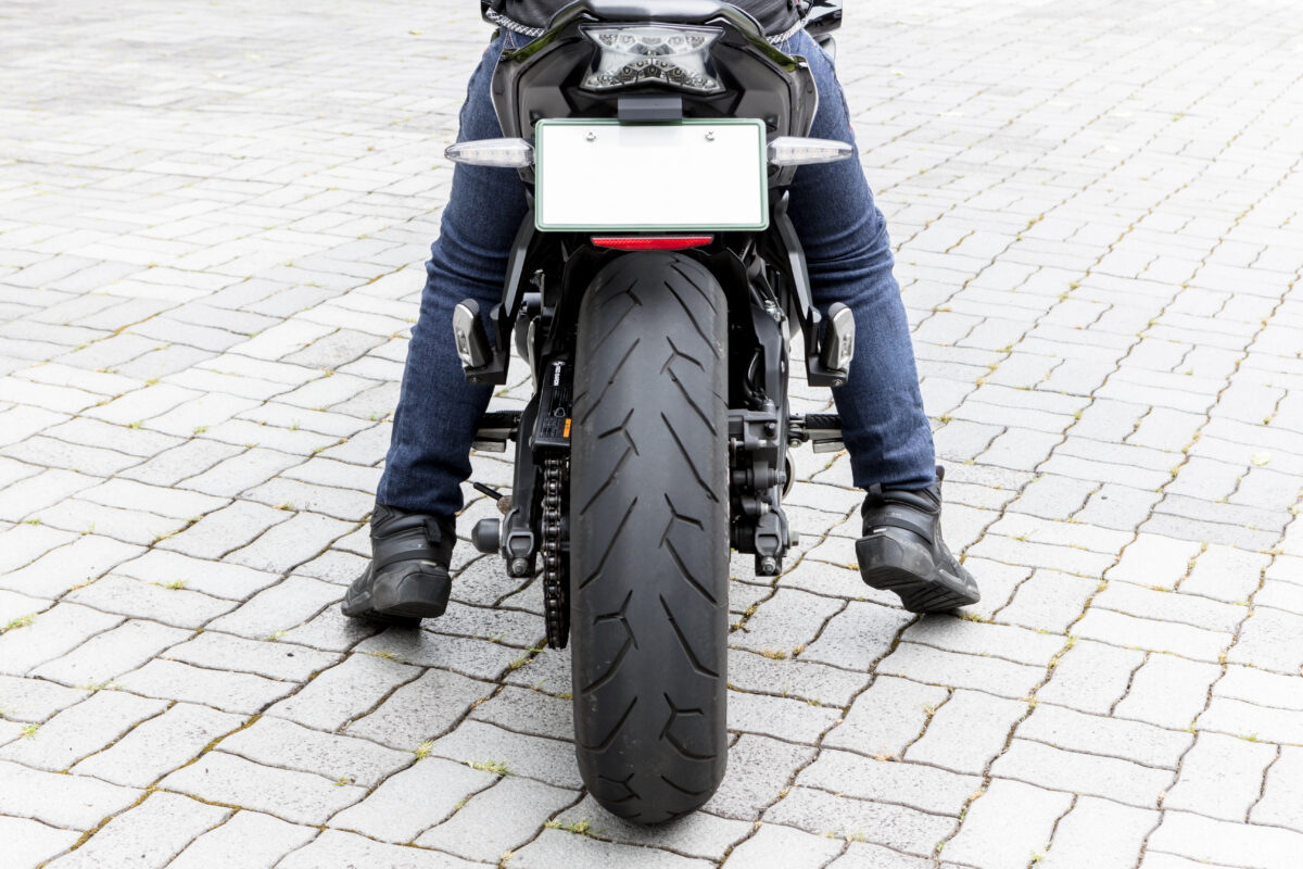 150cm女性のニンジャ650の足つきチエック