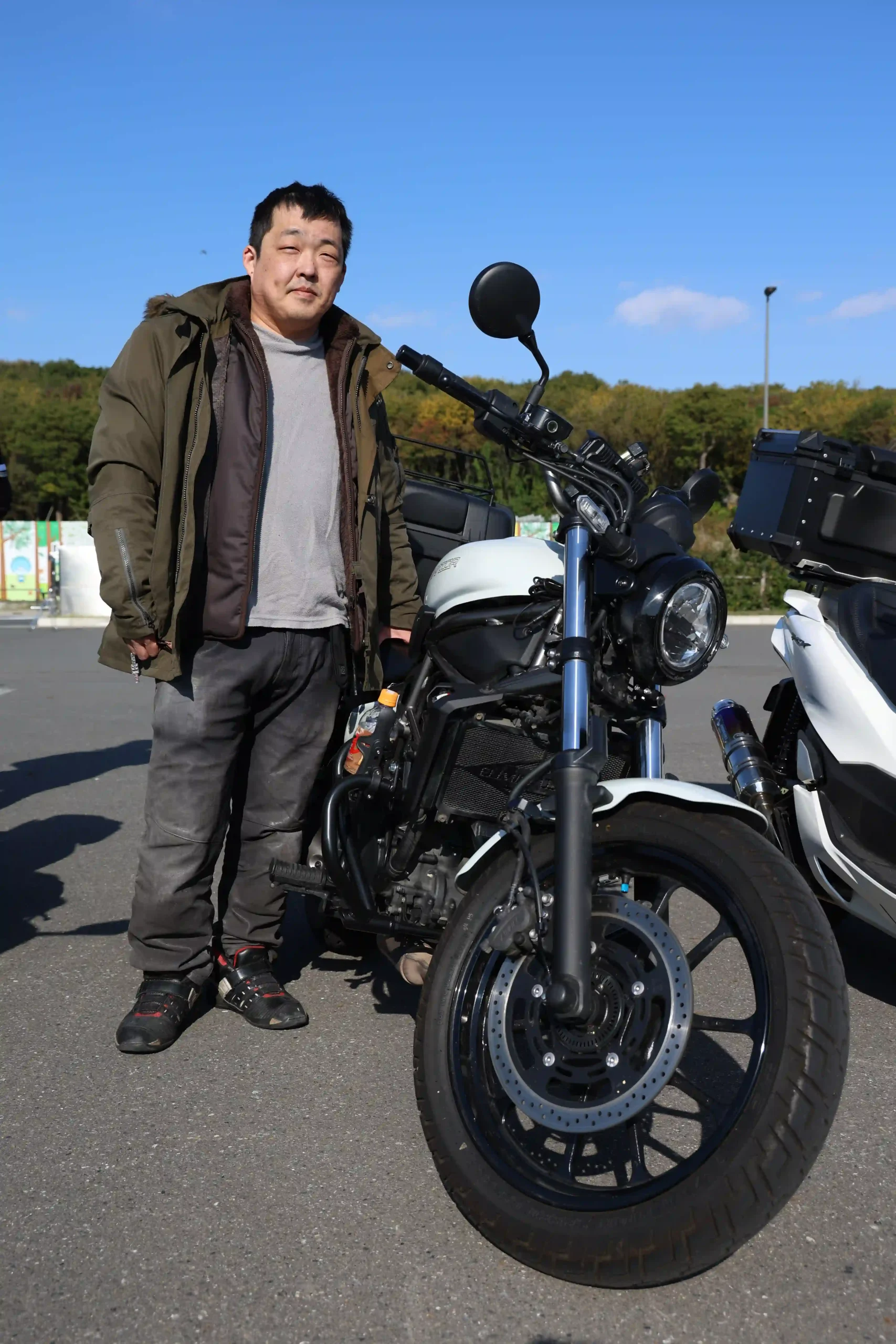 カワサキのエリミネーターに乗るハマーさん。