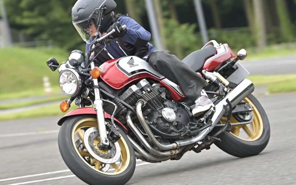 【CB750　解説＆試乗インプレ】圧倒的な完成度！　しかも意外とハンドリングマシン、これぞホンダの良心だ