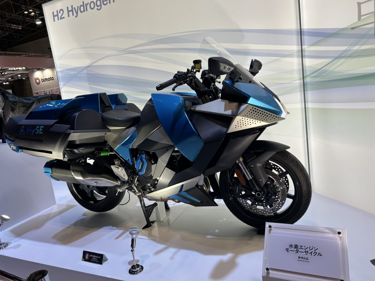 水素エンジンを搭載するカワサキ H2HYDROGEN。