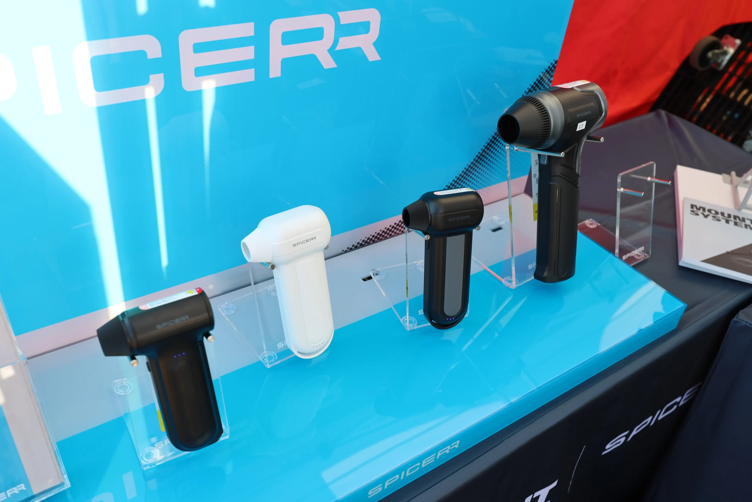 出展ブースでは、各社の新製品などが展示されたほか、アウトレットセールなどの物販も行われて人気に！　写真はSYGN HOUSEの新製品で携帯型のブロアーのラインナップが増えた！！