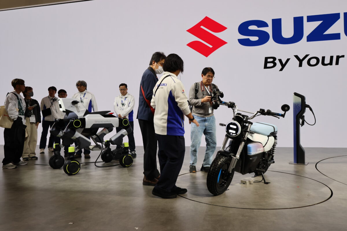 ジャパンモビリティショー2025のスズキブース。出展テーマはコーポレートスローガンである「By Your Side」とし、4輪だけでなく2輪の参考出品車や市販予定車の出展も多数あった。