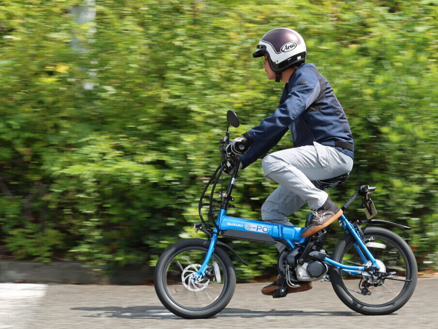 『e-PO』のコンセプトモデルに乗る筆者。電動アシスト自転車とは違い漕がずに進んでいくのが新感覚。ちなみに電源をオフにして漕ぐ場合でもヘルメットの着用義務はある。