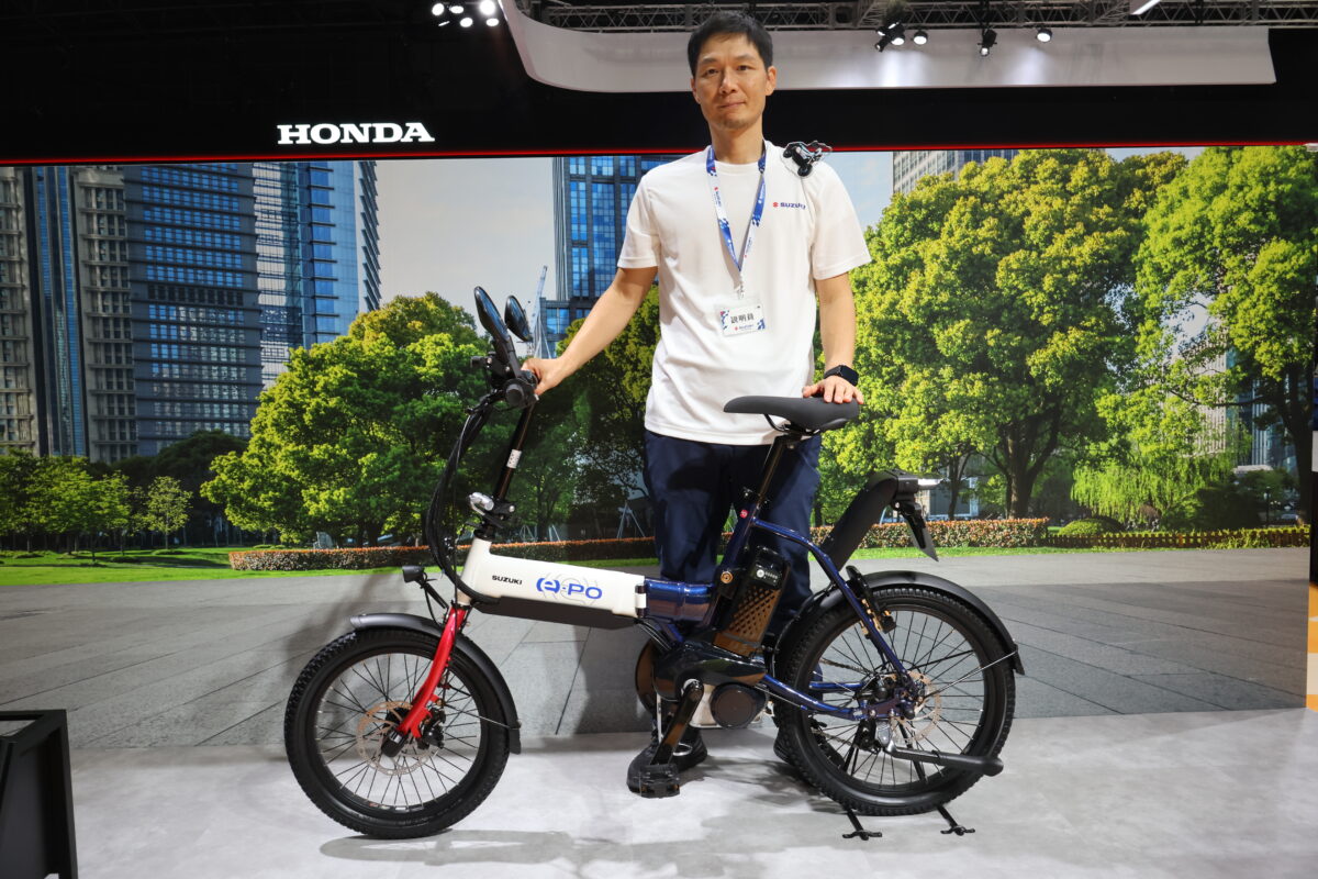 『e-PO』チーフエンジニア・福井大介さん。「プレスカンファレンスで『e-PO』が2026年の発売に向けて開発中という言葉を聞けて」カラーリングは5色展開を予定しているとのこと。