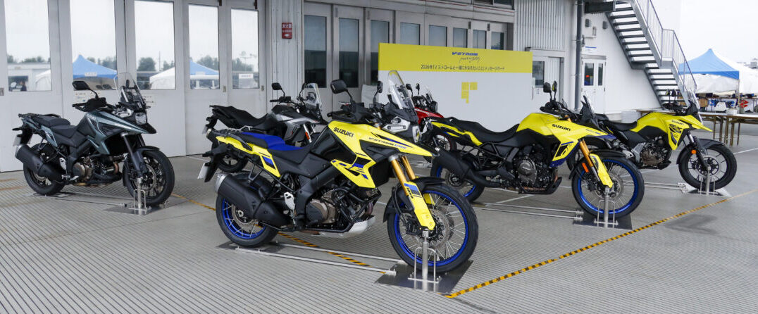スズキのアドベンチャーバイク・Vストロームシリーズ。前列右端からVストローム250SX、Vストローム800DE、Vストローム1050DE。後列右からVストローム250、Vストローム800、Vストローム1050。Vストローム650/XTは2025年11月現在生産終了となっている。