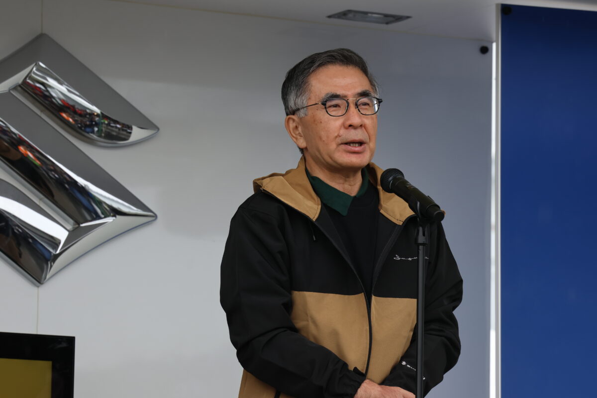 開会宣言を行うスズキの鈴木俊宏社長。スズキのトップが来場し、参加者と一緒に催しを楽しむのもスズキのイベントならでは!!
