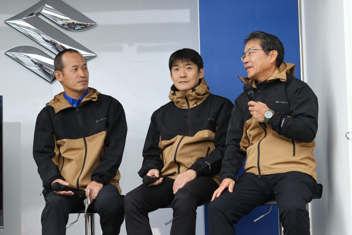 今回登壇したのは、左からVストローム800/DEのチーフエンジニア:加藤幸生さん、Vストローム1050/DEのチーフエンジニア:東郷隼也さん、Vストローム250/SXのチーフエンジニア:鈴木一立さん。