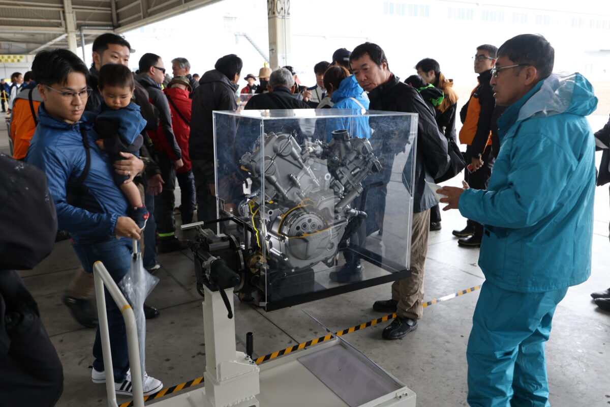 Vストロームシリーズではない、SV-7GXのエンジンが、「工場ブース」の一番目立つところに置かれていて意味深!