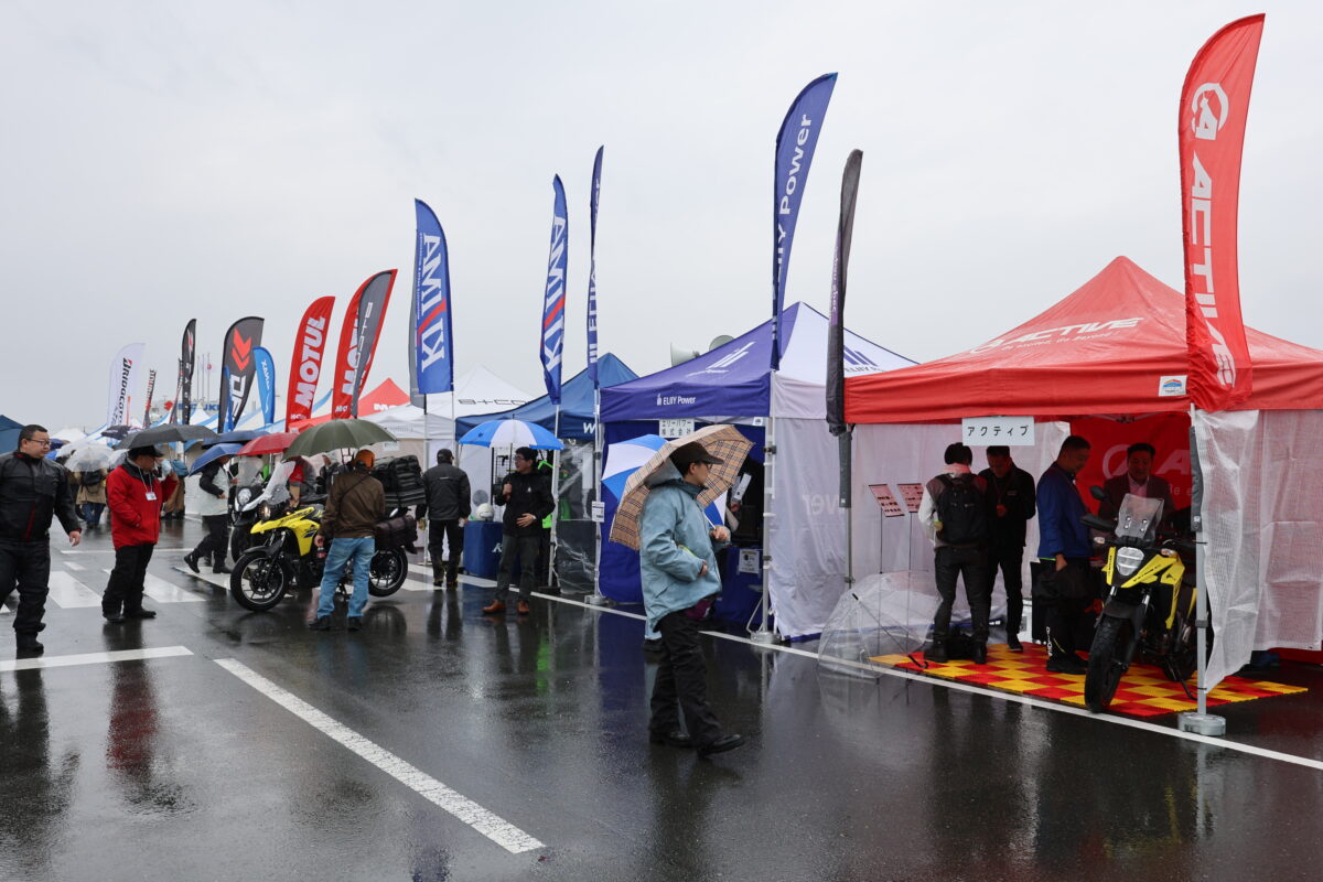 用品・タイヤメーカーなど、Vストロームシリーズ縁のメーカーがブースを出展。自慢のアイテムを取り付けたデモンストレーションモデルが何台も展示されていたぞ!!