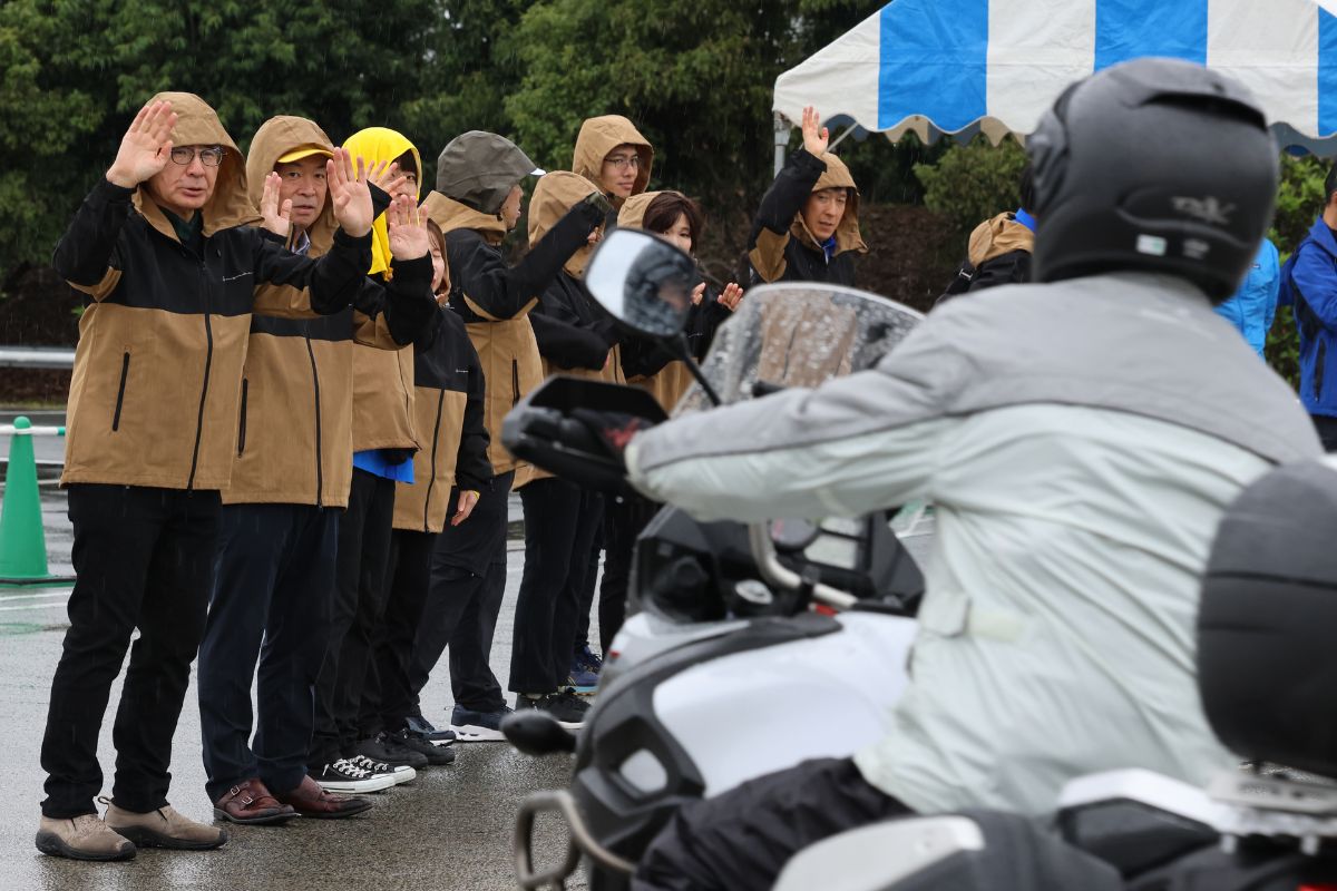 最後は、鈴木俊宏社長(左)、伊勢 敬二輪事業本部長(左から2番目)など錚々たるメンバーが来場者をお見送り。また来年、この会場で会いましょう!!