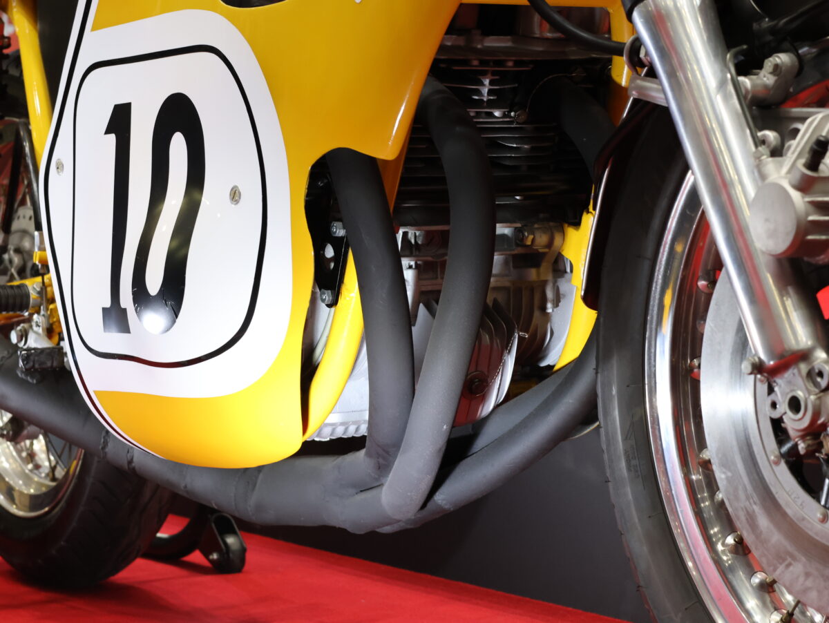 CB750(デイトナ200マイルレース仕様車/1972年)に取り付けられた二輪用の初の『集合管』も“4-1”構造。