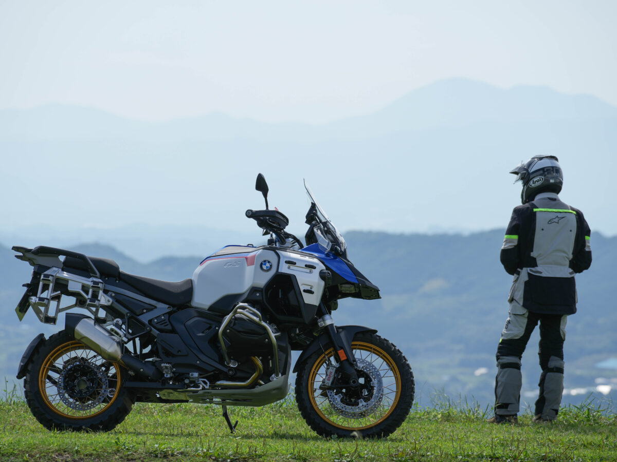 『アドベンチャーバイク』といえば、まず思い浮かぶのがBMWのGSシリーズ。写真はGSシリーズの旗艦R1300GS アドベンチャーと筆者の谷田貝 洋暁。とにかくでかくその重さはなんと284kg!